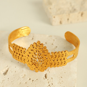 กำไลข้อมือลายฉลุรูปต้นไม้แห่งชีวิตผีเสื้อสีทองสไตล์ยุโรปอเมริกันย้อนยุค ทำจากไทเทเนียมสตีล เหมาะสำหรับทั้งชายและหญิง เป็นของขวัญ - Product Image 3