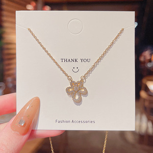Collier à pendentif en forme de fleur pour femme, collier une pièce classique en acier titane - Product Image 5