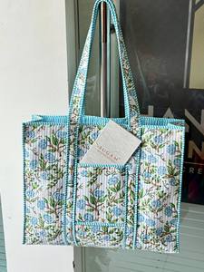 Sac fourre-tout matelassé réversible en coton bio fait main, imprimé au bloc, fermeture ouverte, grande taille, motif floral Kantha, été-automne - Product Image 2