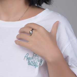 Anillo unisex minimalista, de estilo nicho y único, con estampado floral, anillo de cola de acero de titanio con flor de rosa, joyería para mujer - Product Image 4