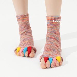 Chaussettes de yoga colorées à bout ouvert pour femmes, chaussettes antidérapantes à cinq doigts pour soulager les hallux valgus, cadeau idéal pour le Pilates, la danse et l'entraînement à domicile - Product Image 1