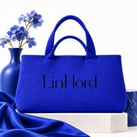Sac fourre-tout tricoté avec logo personnalisé pour assortiments de cadeaux d'affaires, doté d'une texture tricotée et de poignées pour porter à l'épaule ou à la main