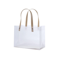 Sacs à provisions en plastique transparent givré PVC avec poignée en papier personnalisé nouveau design de mode pour l'emballage de sous-vêtements chaussures en boutique