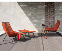Fauteuil à bascule en corde tressée de style nordique avec structure métallique, balançoires en teck et repose-pieds ottoman pour balcon extérieur