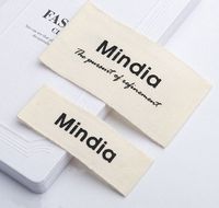 Étiquette de cou en polyester imprimée de logo en feuille d'or personnalisée pour vêtements en forme de rouleau avec bord découpé au laser Prix personnalisé