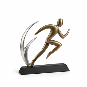 Trofeo Piramidal de Metal Pulido Summit con Diseño de Escultura Artística, Tema de Amor, Trofeo de Premio Personalizado - Product Image 3