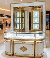 Comptoir de présentation de bijoux en aluminium européen |   Marbre blanc sculpté en or |   Vitrine en verre incurvé à LED pour les magasins de détail des centres commerciaux