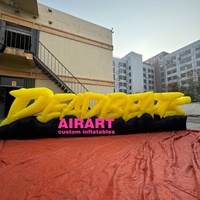Modèle publicitaire de lettre gonflable jaune de 8 mètres de long pour la promotion d'événements en plein air avec logos et couleurs personnalisables