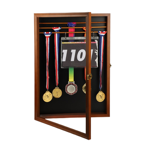 Espositore per Medaglie in Legno Marrone con Porta in Vetro, Scatola Espositiva con Serratura per Premi Sportivi e Pettorali - Product Image 1