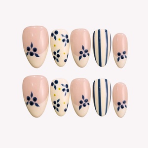 <span class=keywords><strong>Uñas</strong></span> postizas acrílicas <span class=keywords><strong>con</strong></span> diseño floral azul francés, estilo pastoral fresco, pintadas a mano <span class=keywords><strong>con</strong></span> pequeñas <span class=keywords><strong>flores</strong></span> en crema nude, <span class=keywords><strong>uñas</strong></span> almendradas, delicadas y <span class=keywords><strong>sencillas</strong></span>. - Product Image 1