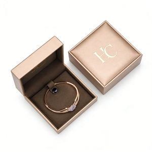 กล่องใส่สร้อยข้อมือแบบหรูหรา กล่องของขวัญเครื่องประดับหนัง PU แข็งแบบกำหนดเอง พร้อมซับในผ้ากำมะหยี่ ปั๊มฟอยล์โลโก้ตามสั่ง ขายส่งจากโรงงาน - Product Image 2