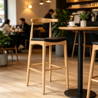 Taburete de Bar de Madera Maciza de Fresno, Estilo Moderno de Mediados de Siglo, Respaldo Curvo Tipo Bullhorn, Asiento Tapizado en Negro, Patas Cónicas, Muebles para Restaurante