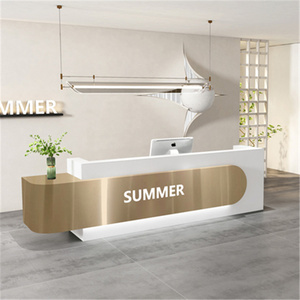 Comptoir de réception incurvé sur mesure Kisen pour salon de beauté, en acier inoxydable avec éclairage LED, pour institut de beauté, personnalisation du logo possible. - Product Image 5