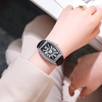 Montre pour femme à bracelet carré en cuir tendance, avec diamants, forme tonneau, grands chiffres et cadran facetté