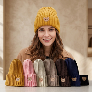 Bonnet en tricot mignon avec applique ours, unisexe, couleur unie, tricoté à la main en acrylique, chaud, brodé, pour adultes, décontracté, idéal pour les voyages - Product Image 3