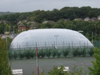 La dôme est idéale pour les clubs de padel ou de tennis ; elle résiste à la chaleur et au froid extrêmes et est facile à installer et à démonter.