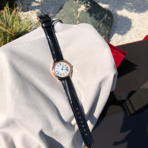 Montre mécanique automatique élégante et tendance, gravée avec un motif radial, cadran blanc, bracelet noir brillant, chronométrage précis - Product Image 1