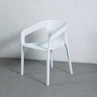 TIPTOP Vente en gros Chaises de salle à manger en plastique léger et bon marché Design nordique moderne pour la table de café et de restaurant en plein air