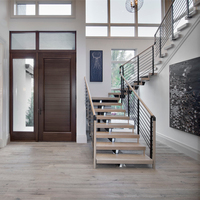 Escalier flottant intérieur moderne avec rampes en verre trempé, structure en acier, marches en marbre et en bois, design écologique