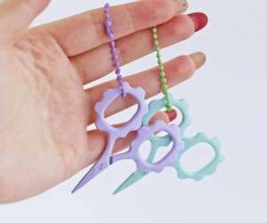 Nouveautés : Ciseaux miniatures en acier inoxydable couleur macaron, durables, avec broderie florale et chaîne colorée, outils <span class=keywords><strong>de</strong></span> broderie DIY - Product Image 2