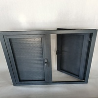 Dernières portes à cadre en aluminium et fenêtres à battants avec vitrage anti-impact, moustiquaires et barres de sécurité.