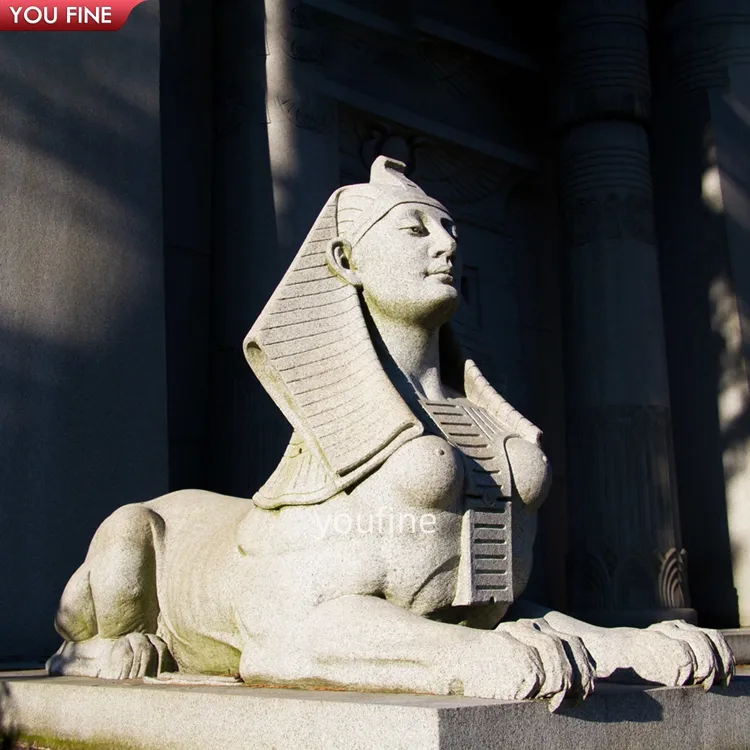 Scultura della statua della sfinge egizia famosa grande pietra a grandezza naturale all'aperto