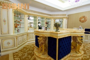 Mueble Bar de Madera Maciza de la Familia Real, Pintado a Mano en Dorado, con Vinoteca y Decoración de León - Product Image 4