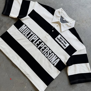 T-shirt Polo Oversize in Morbido Cotone con Patch Ricamata 3D Personalizzata <span class=keywords><strong>a</strong></span> <span class=keywords><strong>Righe</strong></span> Bianche <span class=keywords><strong>e</strong></span> Nere, Vestibilità Ampia <span class=keywords><strong>e</strong></span> Spalle Cadenti - Product Image 1