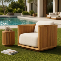 Canapé individuel de luxe en teck avec détails côtelés verticaux, fauteuil d'extérieur imperméable en tissu bouclé moderne pour terrasse de piscine