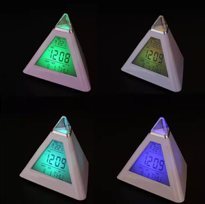 นาฬิกาปลุกดิจิตอล LED รูปสามเหลี่ยมเปลี่ยนสีได้ 7 สี พร้อมไฟพื้นหลัง แสดงอุณหภูมิ ฟังก์ชั่นเลื่อนปลุก ไฟกลางคืน ของขวัญสำหรับเด็ก 8 ชิ้น - Product Image 1
