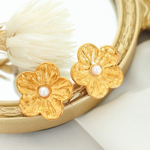 ต่างหูรูปดอกไม้ทองประดับมุกเหล็กไทเทเนียมสำหรับผู้หญิงเครื่องประดับแฟชั่น - Product Image 3