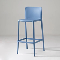 Tabourets de bar en plastique colorés de style simple, mobilier de bar pratique pour les cafés, les bars, les salons, l'extérieur et l'usage quotidien