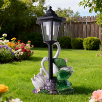 Elegante Schwanenpaar-Harzskulptur mit Lotussockel & Vintage-Lampe, individuell gravierte Gartendekoration für Außenteiche, perfektes Geschenk