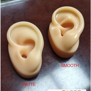 Modèle de présentation de bijoux corporels Gaby style vintage, en silicone couleur chair mat doux, pour piercing d'oreille unisexe, idéal pour cadeau, fiançailles, fête - Product Image 5