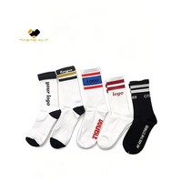 Chaussettes de sport rayées personnalisables de qualité supérieure, rayures noires et blanches, style rétro, pour la course à pied, le basketball, l'entraînement en salle de sport