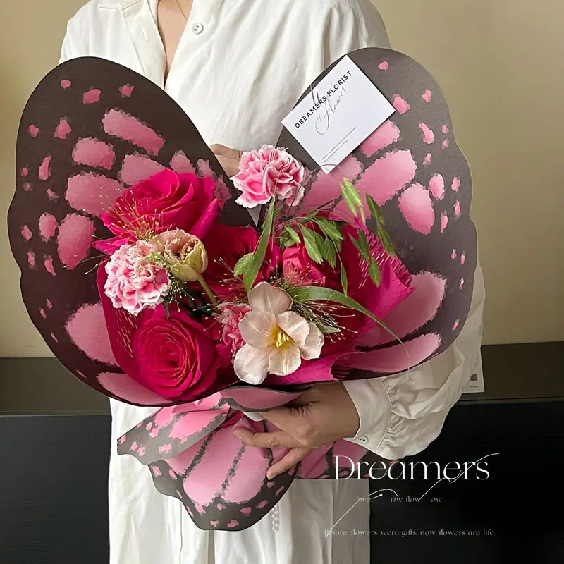新しい蝶の形の花の包装紙の印刷パターンはカラフルなバレンタイン母の日のブーケ包装紙を厚くします