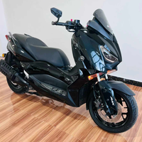 Maxi-scooter XMAX 300 d'occasion, excellent état. Moteur monocylindre de 300 cm³ refroidi par liquide, ABS et CVT, entièrement fonctionnel.