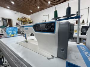 จักรเย็บผ้ามือสองความเร็วสูง A4E แบบล็อคสติทช์ คอมพิวเตอร์ควบคุม  แบบเตียงราบ ตัดด้ายอัตโนมัติ ระบบขับเคลื่อนโดยตรง โครงสร้างโลหะ สำหรับงานตัดเย็บเสื้อผ้า - Product Image 2