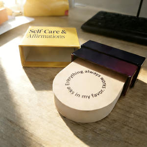 การ์ดพิมพ์ข้อความสร้างแรงบันดาลใจรูปทรงโค้งพร้อมกล่องและฐานไม้ - Product Image 2