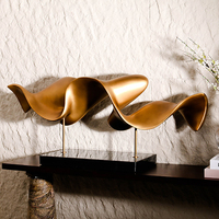 Sculpture de table en résine marbrée faite à la main style Art Déco, statue ornementale de luxe moderne de forme irrégulière pour hôtel, restaurant, maison, bureau