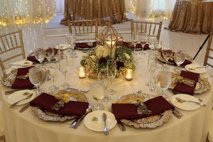 <span class=keywords><strong>Assiette</strong></span> de présentation en plastique texturé doré de 13 pouces avec bord festonné pour la décoration de table de mariage, banquet ou événement - Product Image 3