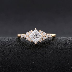 Anillo de compromiso y boda Xinfly para mujer, de oro de 10 quilates, con moissanita de corte princesa, estilo clásico - Product Image 5
