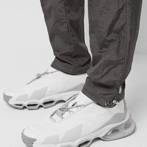 Pantalon cargo gris en nylon froissé coupe ample avec poches 3D, coupe-vent, style survêtement pour homme – Vente en gros - Product Image 4