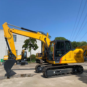 Excavatrice sur chenilles polyvalente 913F de 13,5 tonnes avec godet de 0,55 m³ pour l'aménagement paysager et le creusement de fossés - Product Image 1