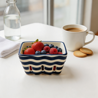 Keranjang Buah Keramik OEM Custom dengan Pola Garis, Saringan Buah, Mangkuk Berlubang untuk Grosir Amerika Utara, Toko Hadiah