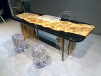 Table de restaurant, café, hôtel en bois de noyer massif sur mesure avec résine époxy, bord naturel unique, style rivière
