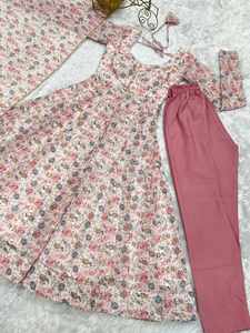 Ensemble Anarkali en mousseline à imprimé floral avec dupatta pour femmes, conçu avec une touche moderne, idéal pour les tenues de soirée et les célébrations festives - Product Image 5