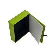 Boîte cadeau magnétique pliable personnalisée verte avec doublure en carton, languette à ruban et impression de logo UV pour la vente au détail