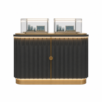 Comptoir de présentation de bijoux noir avec éclairage LED chaud, vitrine verticale en verre trempé pour bijouterie.