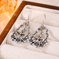 Anting-anting gaya vintage berlapis perak antik dengan desain bunga lebah, tetesan air, bunga berongga, dan batu opal.